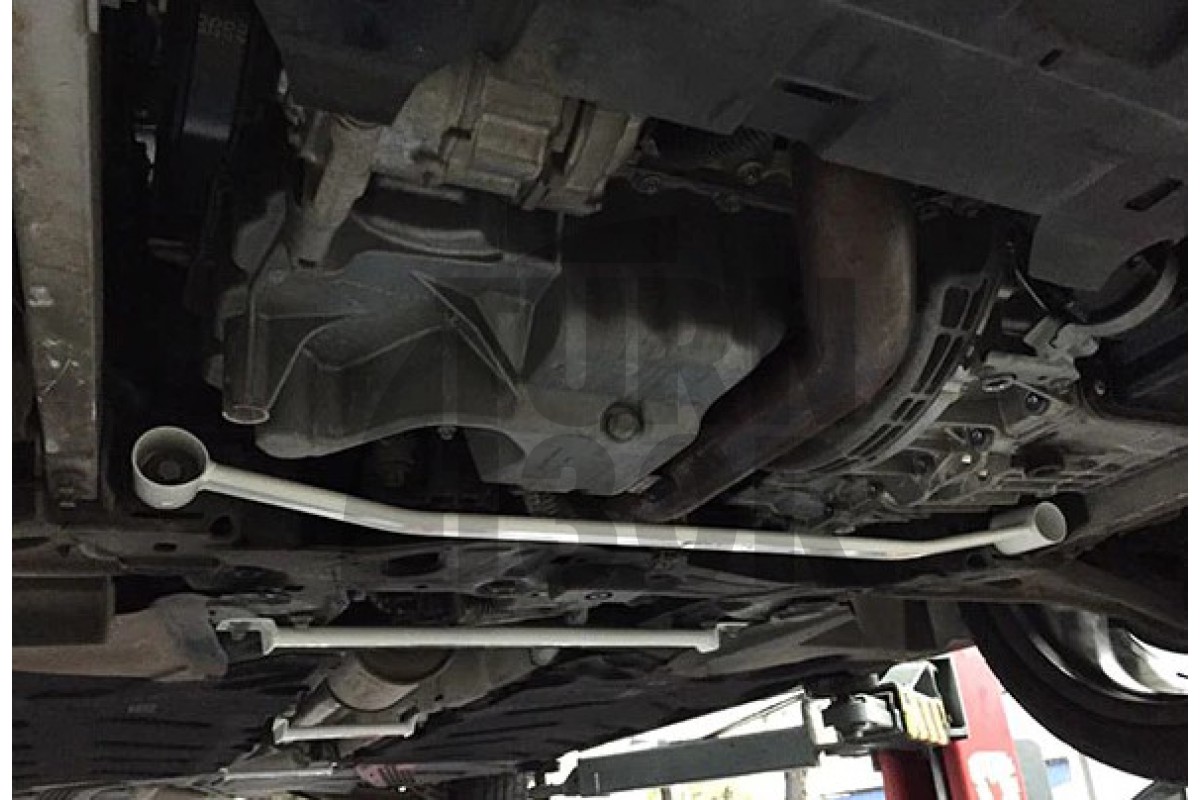 Ultra Racing Vordere untere Strebe Mercedes A45 AMG W176